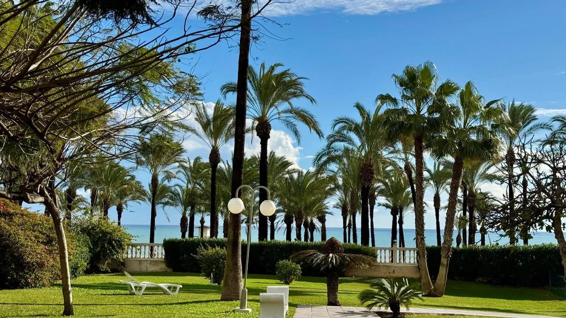 Carihuela En Primera Linea De Playa Con Vistas Y Garaje! C contacts